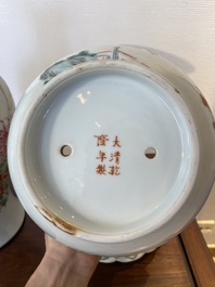 Une jardini&egrave;re sur support et un vase en porcelaine de Chine famille rose, marque de Hongxian et de Qianlong, R&eacute;publique