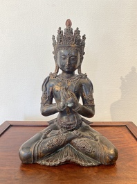 Een grote Sino-Tibetaanse vergulde en gelakte bronzen Boeddha, 19/20e eeuw