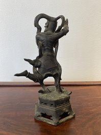 Een Chinese bronzen sculptuur van Kui Xing, Ming