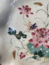 Grand plat en forme de lotus en porcelaine de Chine famille rose &agrave; d&eacute;cor appliqu&eacute;, Yongzheng/Qianlong