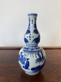 Vase de forme double gourde en porcelaine de Chine en bleu et blanc figurant un sage et deux &eacute;tudiants, &eacute;poque Transition