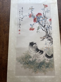 Navolger van Wang Xuetao 王雪濤 (1903-1982): 'Kat en bidsprinkhaan', inkt en kleur op papier, gedateerd 1945