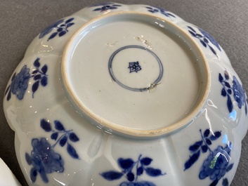 Paire de coupes en forme de lotus en porcelaine de Chine en bleu et blanc &agrave; d&eacute;cor de l&eacute;opards, Kangxi