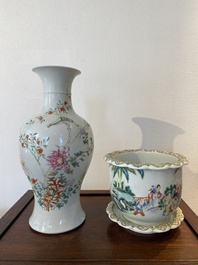 Une jardini&egrave;re sur support et un vase en porcelaine de Chine famille rose, marque de Hongxian et de Qianlong, R&eacute;publique