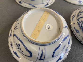 Quatre bols de type klapmuts en porcelaine de Chine en bleu et blanc de type kraak, Wanli