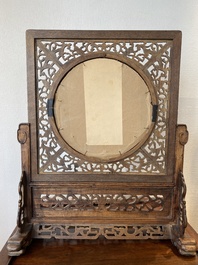 Een Chinees houten tafelscherm met qianjiang cai plaquette, gesigneerd Wang Yeting 汪野亭, gedateerd 1924