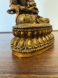 Een fijne Chinese gelakte en vergulde bronzen sculptuur van Boeddha Amitayus, Yongle 大明永樂年施 merk en periode
