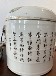 Twee Chinese qianjiang cai dekselkommen, Tongzhi merk, 19e eeuw