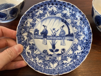 Deux bols et une coupe en porcelaine de Chine en bleu et blanc et un arroseur &agrave; fond caf&eacute; au lait, Kangxi