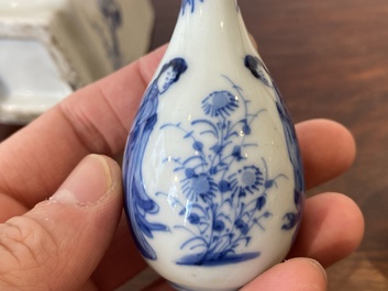 Quatre vases en porcelaine de Chine en bleu et blanc, Kangxi et post&eacute;rieur