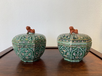 A pair of Chinese Thai market Bencharong boxes and covers, 19th C.