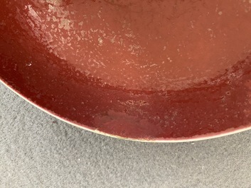 Paire de coupes en porcelaine de Chine en rouge de rubis monochrome, marque et &eacute;poque de Jiaqing