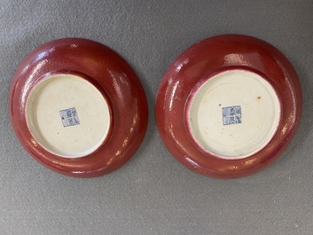 Een paar Chinese monochrome robijnrode schotels, Jiaqing merk en periode