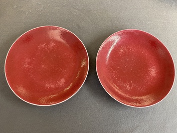 Paire de plats en porcelaine de Chine en rouge de rubis monochrome, marque et &eacute;poque de Jiaqing
