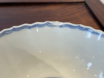 Deux bols et une coupe en porcelaine de Chine en bleu et blanc et un arroseur &agrave; fond caf&eacute; au lait, Kangxi