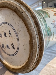 Een grote Chinese famille verte vaas met verhalend decor, Kangxi merk, 19e eeuw
