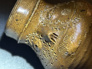 Een steengoed puntneuskruikje, wellicht Raeren, 15/16e eeuw