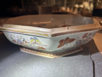 Een Chinese octagonale famille rose, ijzerrode en vergulde dekseldoos met vlinders, Yongzheng