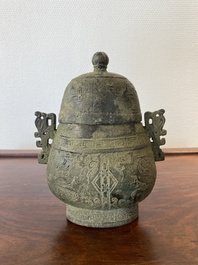 Een Chinese bronzen 'you' of rituele wijnkan, Zhou, ca. 11e-9e v.C.