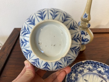 Twee Chinese blauw-witte kommen, een bord en een watersprenkelaar met caf&eacute;-au-lait fondkleur, Kangxi