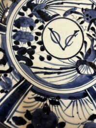 Plat en porcelaine Arita de Japon en bleu et blanc au monogramme VOC de la Compagnie des Indes, Edo, 17&egrave;me