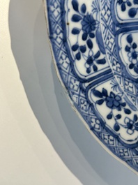 Twee blauw-witte borden met hetzelfde decor in Chinees porselein en Delfts aardewerk, Kangxi en 18e eeuw