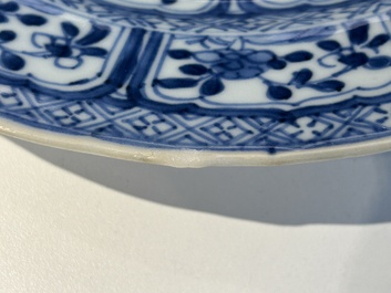 Twee blauw-witte borden met hetzelfde decor in Chinees porselein en Delfts aardewerk, Kangxi en 18e eeuw