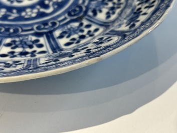 Twee blauw-witte borden met hetzelfde decor in Chinees porselein en Delfts aardewerk, Kangxi en 18e eeuw