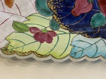 Een grote Chinese famille rose schotel met decor van tabaksbladeren, Qianlong