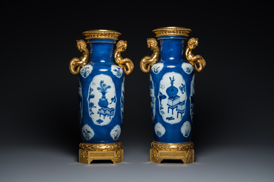Paire de vases de forme rouleau en porcelaine de Chine en bleu, blanc et rouge de cuivre sur bleu poudr&eacute; aux montures en bronze dor&eacute;, Kangxi et 19&egrave;me