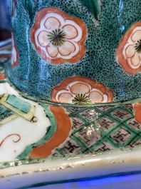 Paire de vases de forme hexagonale en porcelaine de Chine famille verte aux panneaux floraux, Kangxi