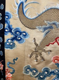 Een groot Chinees met gouddraad geborduurd zijden paneel met een keizerlijke draak, 19e eeuw