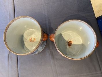 Paire de rafra&icirc;chissoirs en porcelaine de Chine famille rose &agrave; d&eacute;cor 'Pompadour', Qianlong