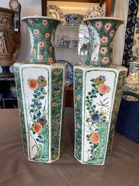 Paire de vases de forme hexagonale en porcelaine de Chine famille verte aux panneaux floraux, Kangxi