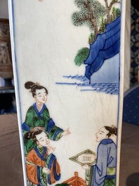 Een vierkante Chinese famille verte vaas, twee famille rose vaasjes en een dekselkom, 19e eeuw