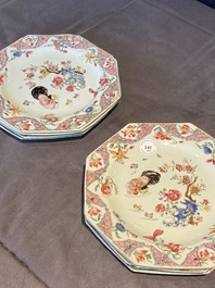 Huit assiettes de forme octogonale en porcelaine de Chine famille rose &agrave; d&eacute;cor de coqs, Qianlong