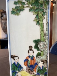 Un vase de forme carr&eacute;e en porcelaine de Chine famille verte, deux vases et un bol couvert en famille rose, 19&egrave;me