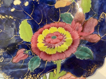 Grande terrine couverte sur son support en porcelaine de Chine famille rose &agrave; d&eacute;cor de feuilles de tabac, Qianlong