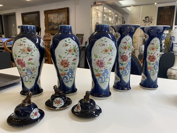 Garniture de cinq vases en porcelaine de Chine famille rose &agrave; d&eacute;cor floral sur fond bleu, Qianlong