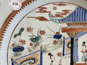 Plat en porcelaine de Chine rose-verte &agrave; d&eacute;cor d'une sc&egrave;ne du 'Xi Xiang Ji', Yongzheng