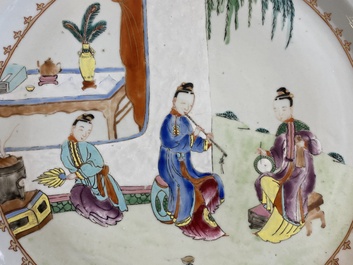 Een Chinese famille rose schotel met muzikantes, Qianlong