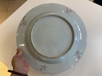 Plat en porcelaine de Chine rose-verte &agrave; d&eacute;cor d'une sc&egrave;ne du 'Xi Xiang Ji', Yongzheng