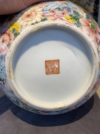Vase de forme bouteille en porcelaine de Chine famille rose &agrave; d&eacute;cor 'millefleurs', marque de Qianlong, R&eacute;publique