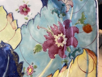 Grand plat de forme octogonale en porcelaine de Chine famille rose &agrave; d&eacute;cor de feuilles de tabac, Qianlong