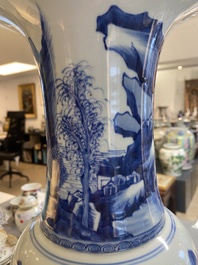 Vase de forme 'yenyen' en porcelaine de Chine en bleu et blanc &agrave; d&eacute;cor de figures dans un paysage, 19/20&egrave;me