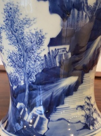 Vase de forme 'yenyen' en porcelaine de Chine en bleu et blanc &agrave; d&eacute;cor de figures dans un paysage, 19/20&egrave;me