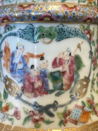 Deux paires de vases en porcelaine de Chine famille rose, 19&egrave;me