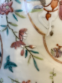 Deux paires de vases en porcelaine de Chine famille rose, 19&egrave;me