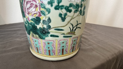 Quatre vases en porcelaine de Chine famille rose, 19/20&egrave;me