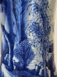 Vase de forme 'yenyen' en porcelaine de Chine en bleu et blanc &agrave; d&eacute;cor de figures dans un paysage, 19/20&egrave;me